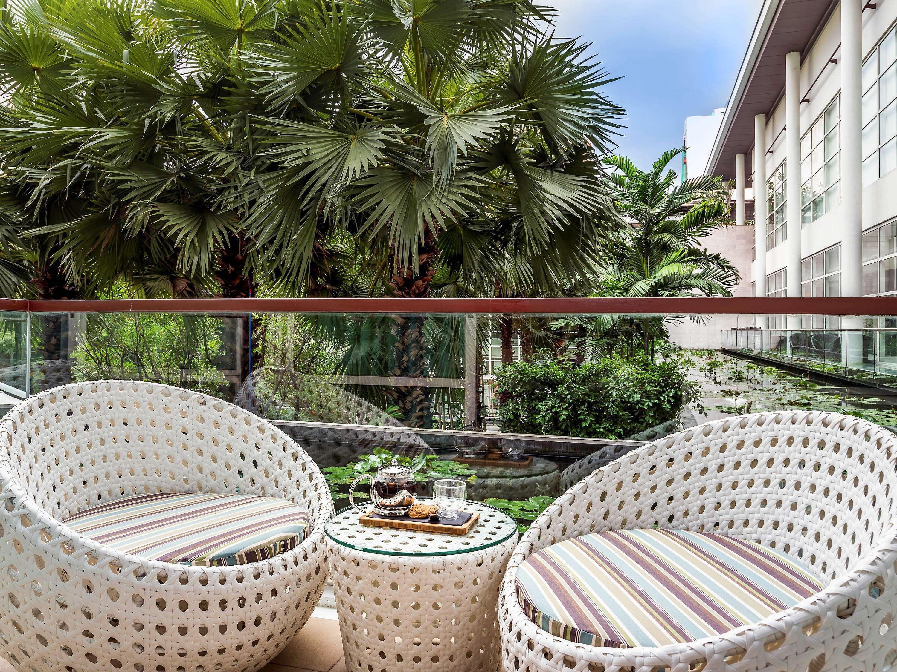 Pullman Bangkok King Power Hotel Exterior photo The hotel's garden