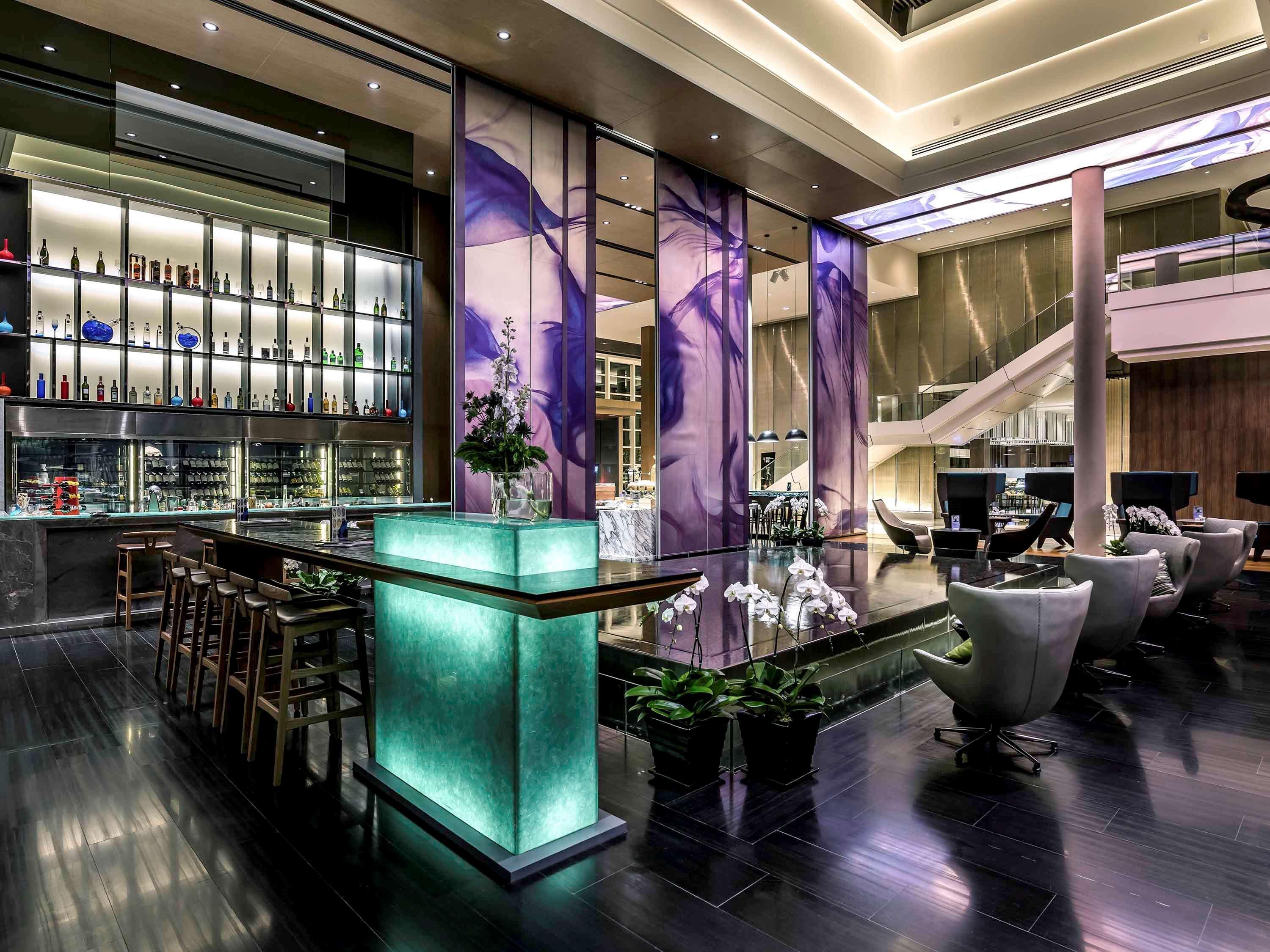 Pullman Bangkok King Power Hotel Exterior photo The bar at the lobby