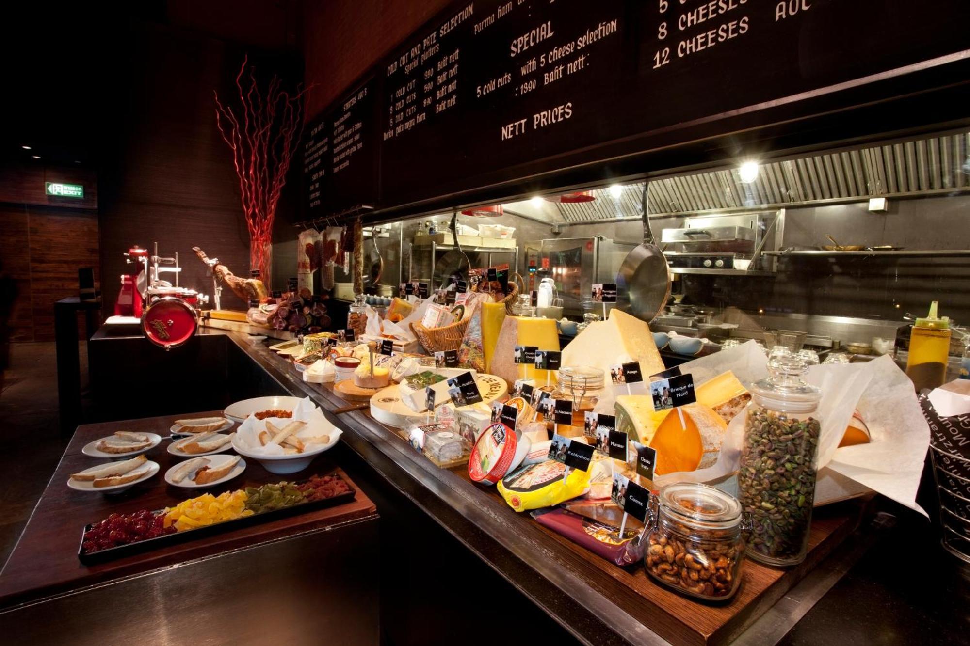 Pullman Bangkok King Power Hotel Exterior photo Cheese counter at a restaurant